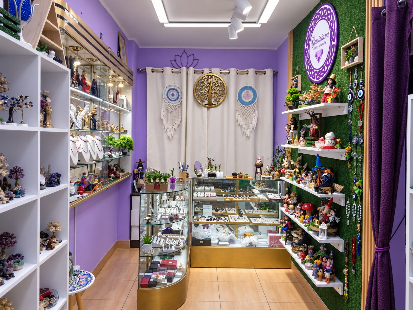 Interior de Geminiana, con paredes moradas y vitrinas de joyas y artesanía
